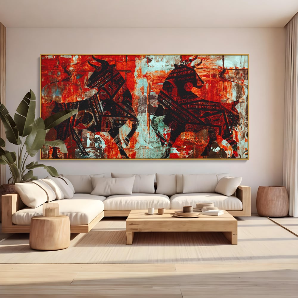 Tablou canvas cu tablou canvas cu tauri din bancnote, in rama de aluminiu auriu, pe perete intr-un living